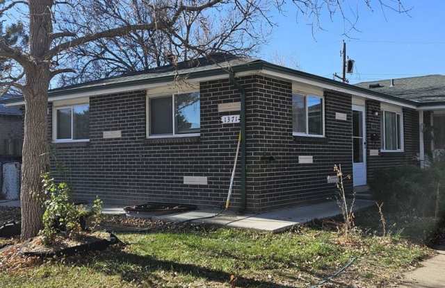 Spacious 5BR Duplex in Aurora - 1371 Xanadu Street, Aurora, CO 80011