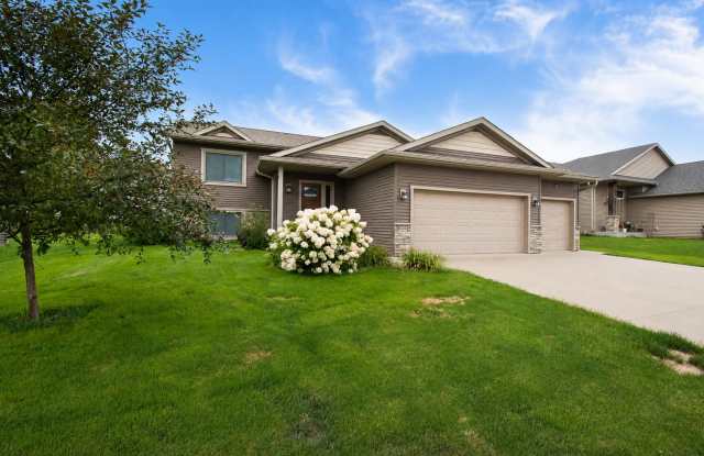 Spacious 5-Bedroom Home with 3-Car Garage photos photos Spacious 5-Bedroom Home with 3-Car Garage photos photos