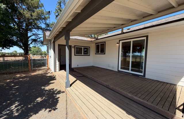 Rare 3 Bedroom House with a Shop! Gallery 3