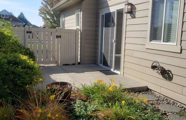 Rare Liberty Lake Townhome in Rocky Hill – 3 Bed, 2.5 Bath End Unit Available! Gallery 3