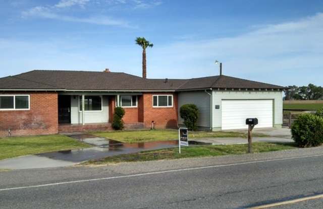 HUGE 2 Bed 2 Bath in the Country - 16854 Cozzi Avenue, Merced County, CA 93620