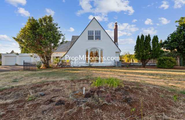 Discover Architectural Charm with this 3 Bedroom Estate! Gallery 1