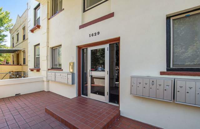 Cozy 1 bed 1 bath in Uptown!    **Move-In Special** Gallery 3