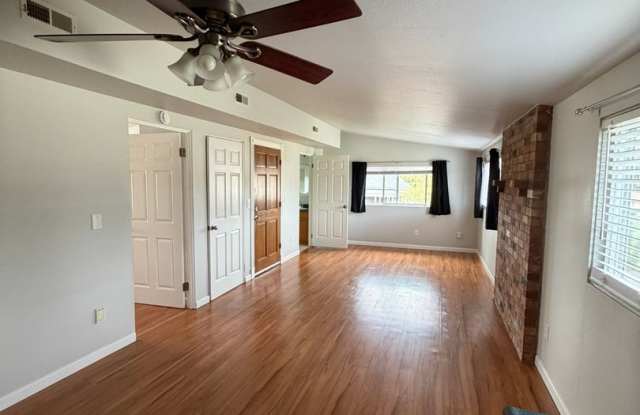 1 Bed 1 Bath 900 SqFt Tri-Plex Apt in Puyallup w/shared Utiliities Gallery 4