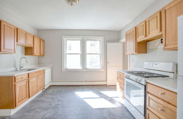 Newly Remodeled Spacious 3 Bedroom Apartment Gallery 4