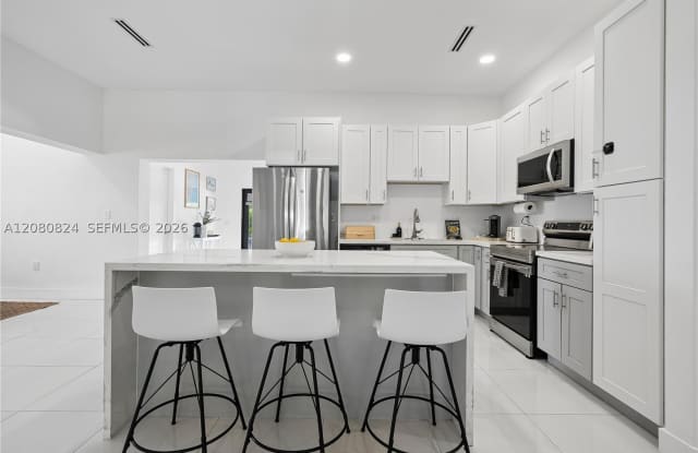 4280 SW 13th Ter Gallery 4
