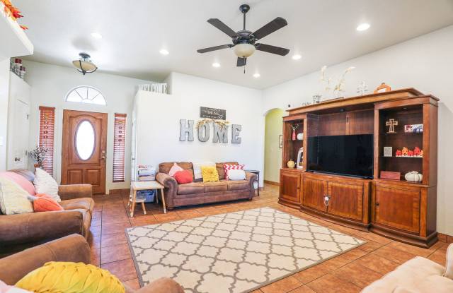Beautiful 4 bedroom, 2.5 bath home Gallery 4