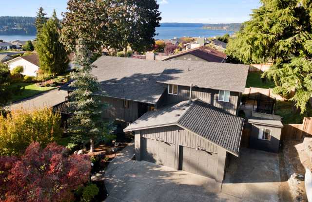 Stunning North Tacoma Home Gallery 1