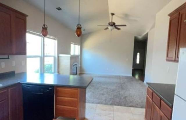 3 bed 2 bath with Garage, Yard  Laundry photos photos