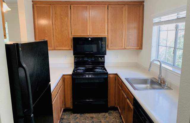 Beautiful Upstairs 2 Bedroom 2 Bath Unit Just Minutes from the Plaza! photos photos