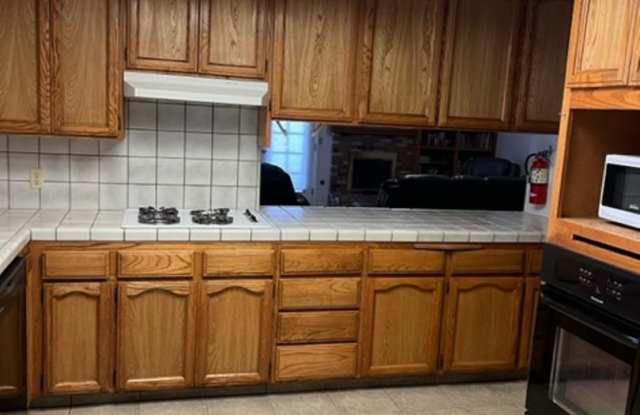Nice 5 bedroom home with a large garage. Gallery 4