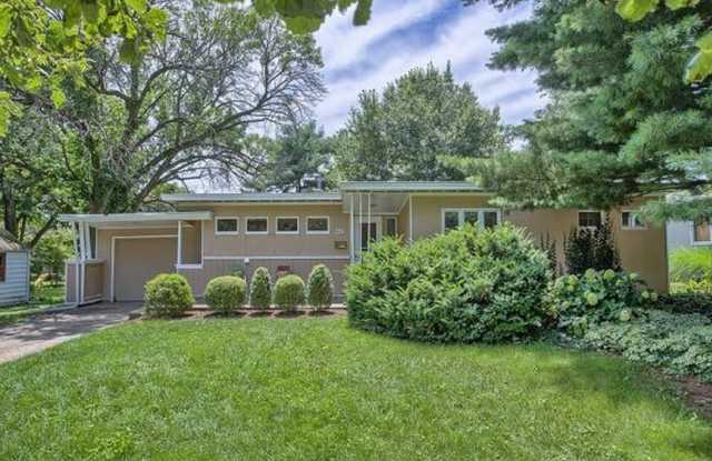 Mid Century Modern 3 BR/1.5 bath - 607 Hessel Boulevard, Champaign, IL 61820