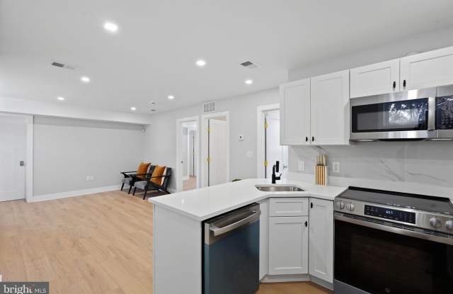 1301 SOMERSET Place NW Gallery 3