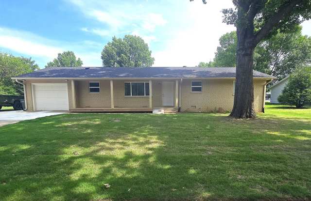 Remodeled 3-bedroom 2 bath Home in Fayetteville!! Students welcomed, NO PETS!!!! photos photos