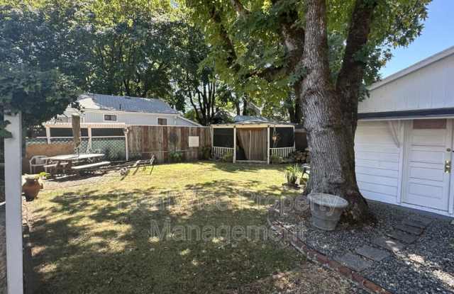 221 NE A St photos photos