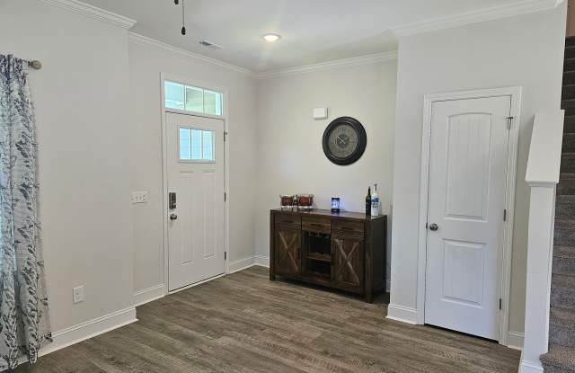NEW LISTING!!!! Gallery 3