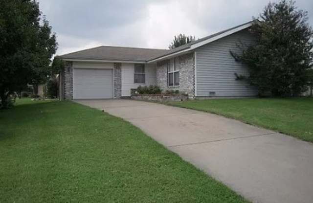 1001 E Scott St | Springfield, MO Now Leasing – Charming 3 Bed Home with Garage Near OTC | Month-to-Month Leasing photos photos