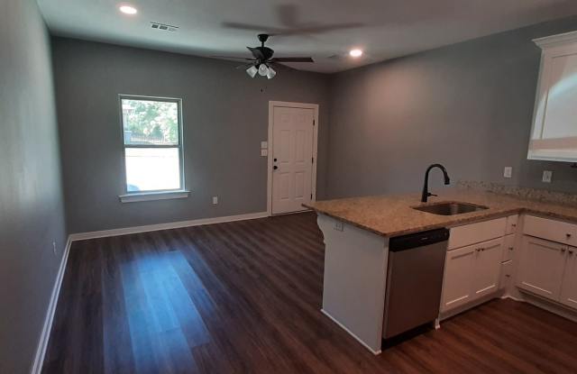 2 BD/1 BA 852 SQFT at 512 N Oak St Searcy $1050.00 a month Gallery 1