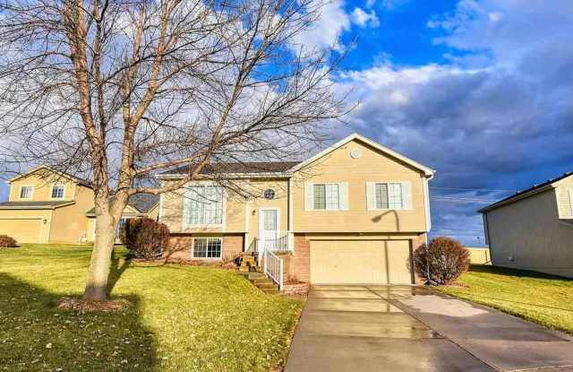 Live Close to It All in This 3 Bedroom Papillion Home!! photos photos