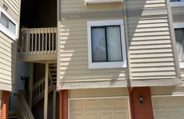 Pleasanton Townhouse, 2 Bed 2 Bath Upstairs End Unit, Private Patio, 2 parking spots, Close to downtown - 3348 Smoketree Commons Drive, Pleasanton, CA 94566