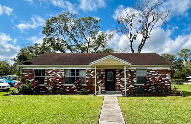 3 Bedroom Rustic Home for Rent - 1115 North Maryland Avenue, Plant City, FL 33563