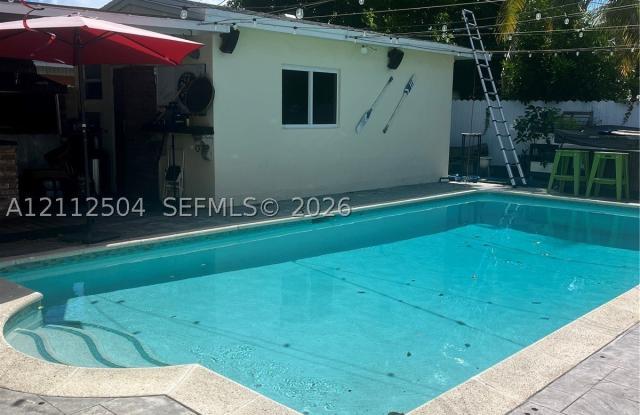 19731 NE 13th Ct Gallery 1