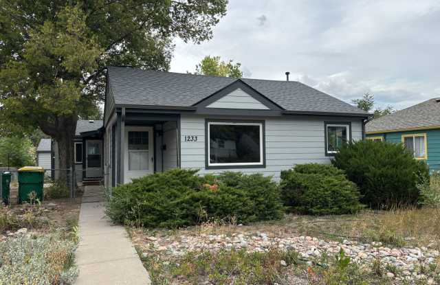 Spacious 3 Bed + Office, 2 Updated Baths – Central Aurora Gallery 1