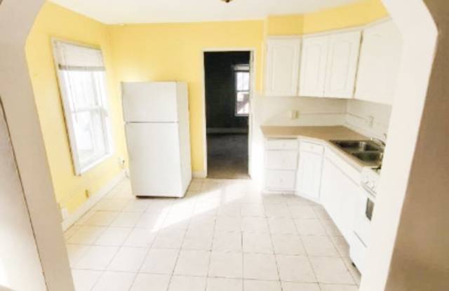 1219 Egleston - 2 photos photos