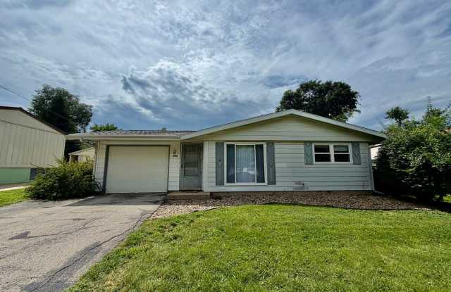 3 Bedroom 1 Bathroom - Huge Backyard! photos photos
