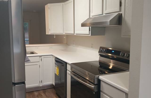 3bed 2.5 bath Silverdale Rejuvinated Townhouse - 1307 Northwest Slate Lane, Silverdale, WA 98383