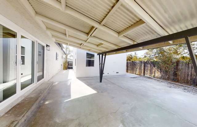 New 4 bed house with Private Deck! Gallery 4
