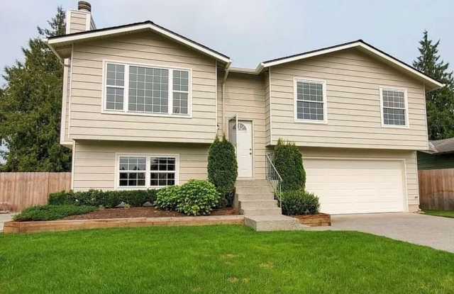 3 bedroom 2 bathroom split level home with fully fenced back yard - 5327 85th Place Northeast, Marysville, WA 98270