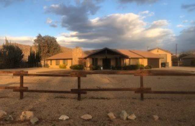 DESERT KNOLLS 3 BEDROOM HOME WITH LARGE RV GARAGE! - 14425 Ricaree Road, Apple Valley, CA 92307