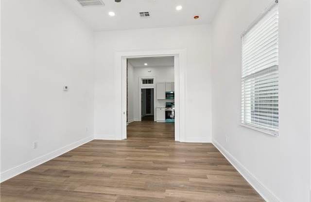 1537 LOUISA Street Gallery 3