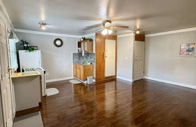 810 Haggin St. Gallery 3