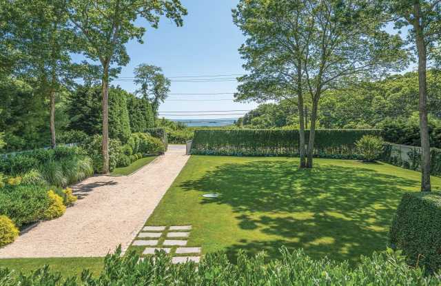 1039 Springs Fireplace Road Gallery 3