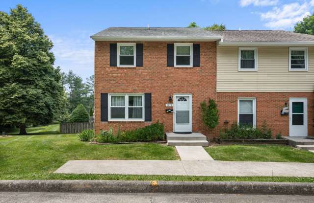 3 to 4 Bed/3 1/2 Bath. Pet friendly. Reserved Parking photos photos