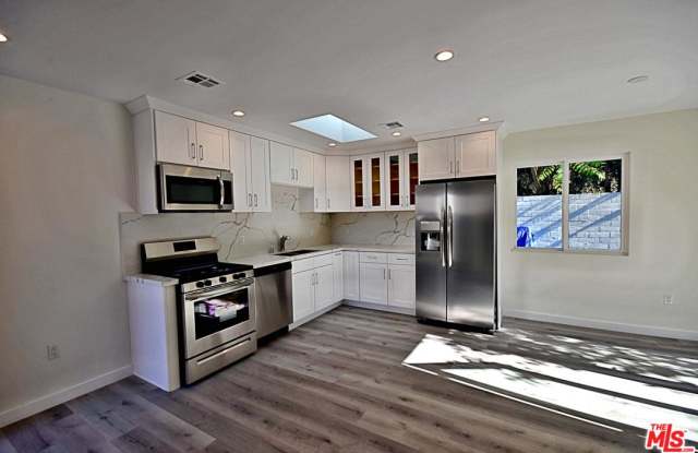 1422 STEARNS Drive Gallery 3
