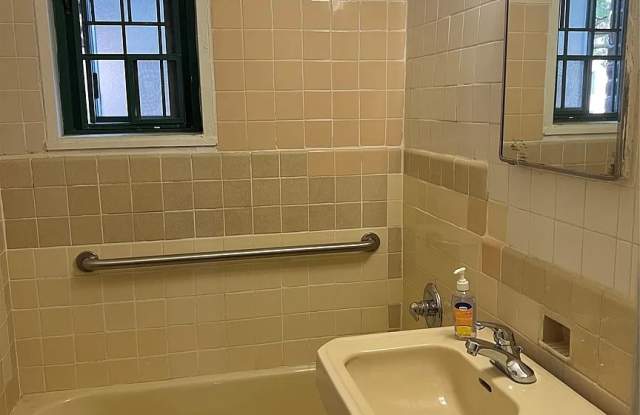 2465 38th St Apt 4C Gallery 2
