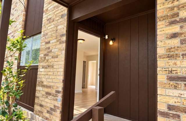 2005 Longmire Court Gallery 2