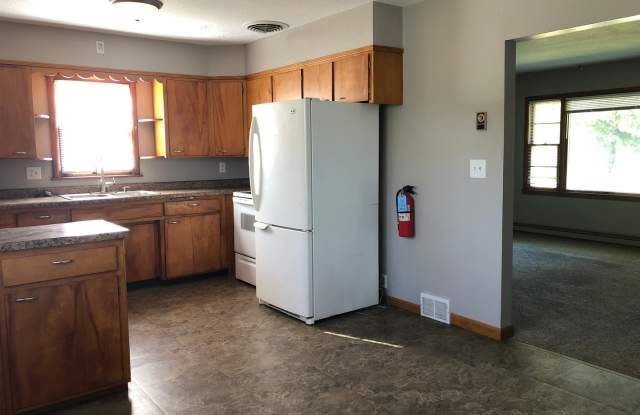 5 bed 2 Bath Single Family Home Gallery 3