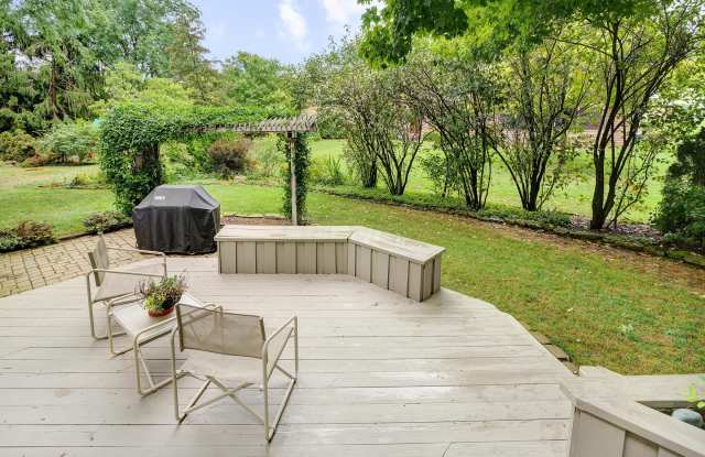 6475 Meadowbrook Circle Gallery 4