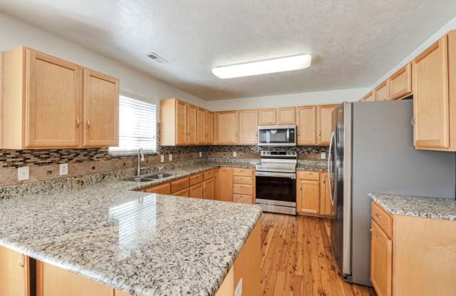 Beautiful 2 Story Home w attached 2 car garage Gallery 3