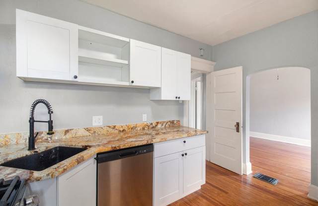 3 Bedroom 2 Bath unit in Beautiful Historic Bungalow blocks to Cheeseman Park! Gallery 3