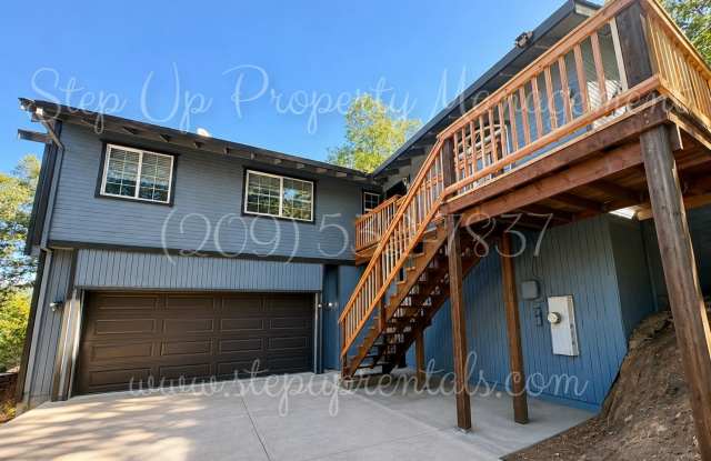 Spacious Contemporary Living: Stunning Three-Bedroom Retreat on Longeway! photos photos