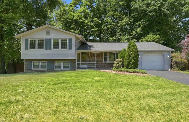 Conveniently located near shopping, dining, and major commuter routes including the Fairfax County Parkway, Interstate 95, and Interstate 495. photos photos