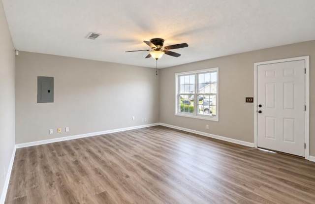 Charming Ranch Near Fort Campbell — Spacious, Bright & Pet Friendly! Gallery 3