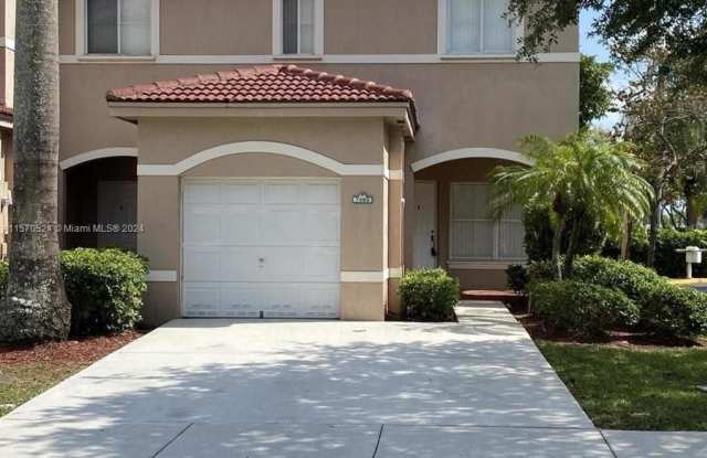 7980 S Southwood Cir - 7980 South Southwood Circle, Davie, FL 33328