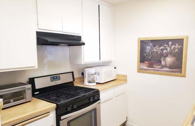Gorgeous Single Story 3 bedroom Condominium Gallery 3