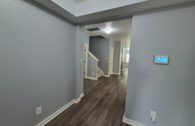 Spacious, well-maintained 5-bedroom, 3 bath home in Paloma Gallery 3